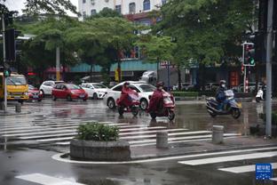 这种天气敢飞，暴风雨天气进行高空跳伞！